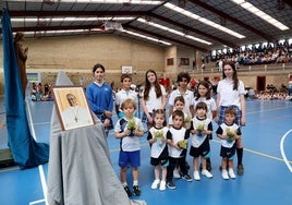 Un grupo de alumnos junto a una imagen del Papa Francisco.