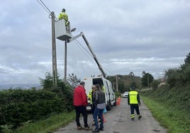 Labores de modernización del alumbrado público en la zona rural de Siero.