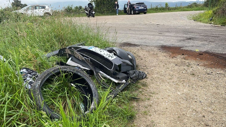 Restos del accidente ocurrido en Cenero en el que falleció un joven de 18 años.
