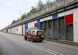 Desperfectos en el revestimiento metálico del paso inferior que conecta El Llano con la autopista.