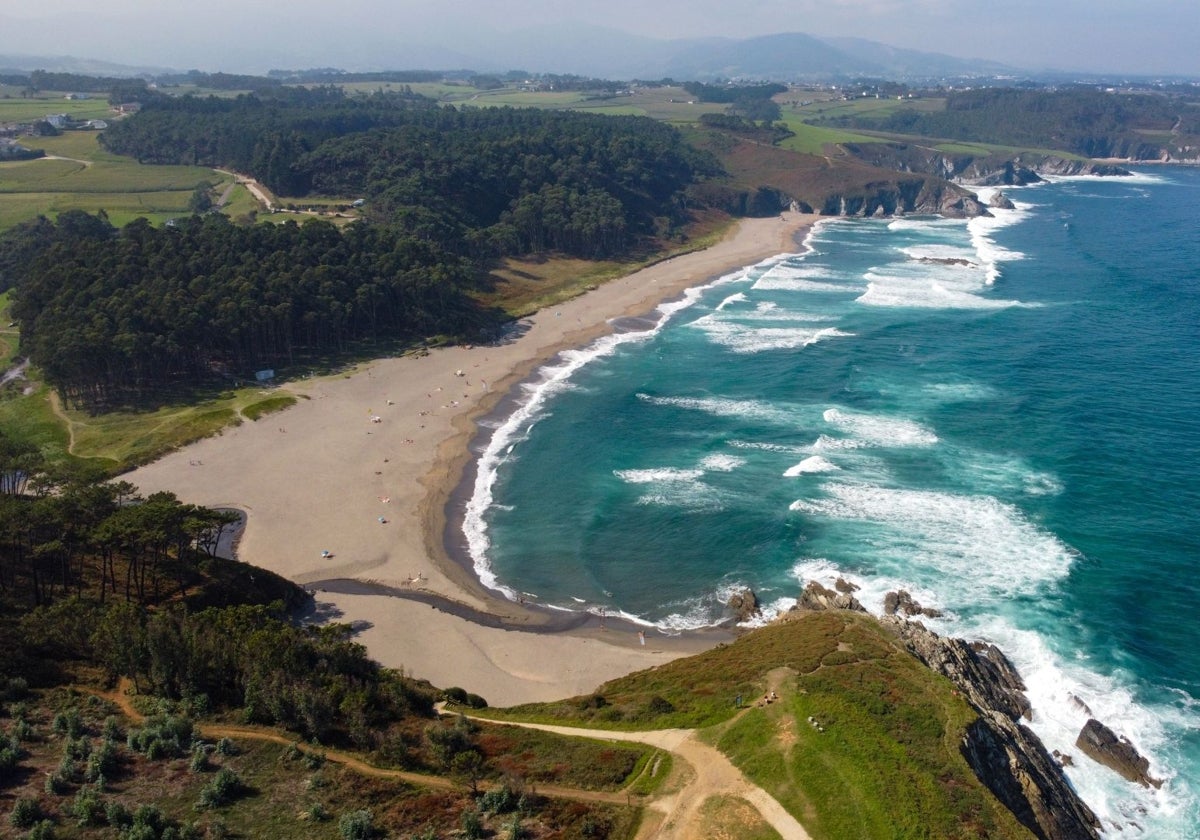 Playa de Frejulfe, en Navia.