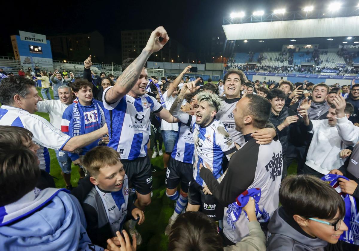 Locura en el Suárez Puerta: el Real Avilés sueña con el ascenso