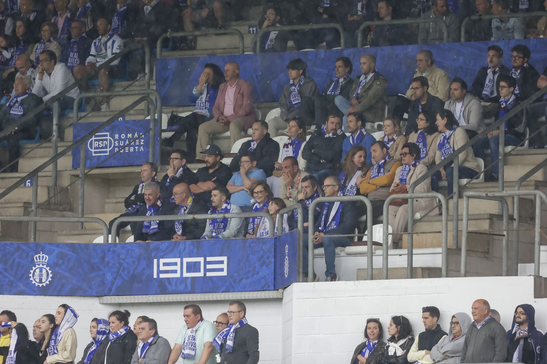 El palco, con la alcaldesa ataviada con la bufanda del Real Avilés. 