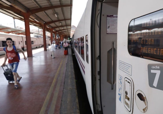 Un Alvia asturiano en la estación en superficie de León, donde volverán a hacer alto a partir del 16 de junio.