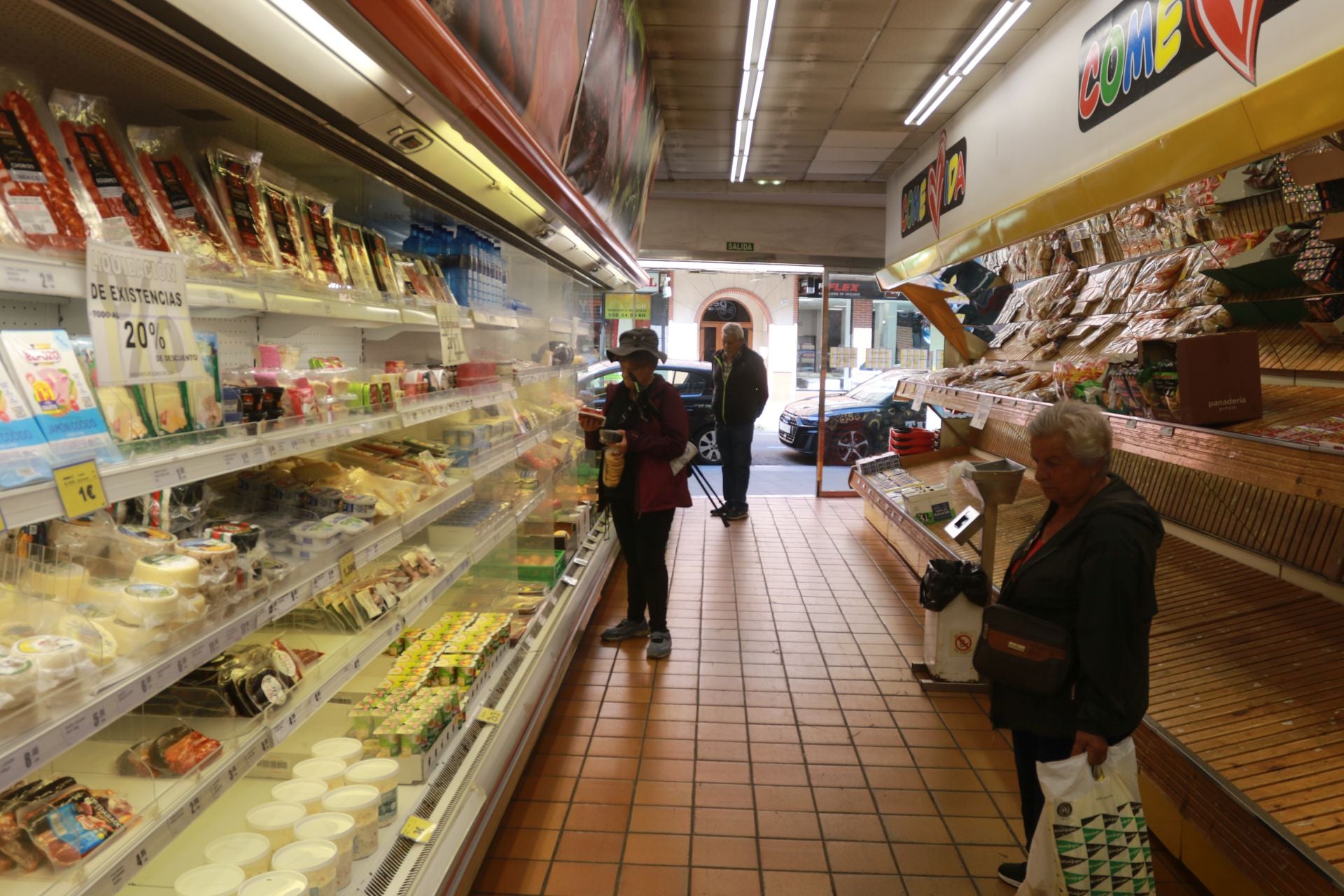 Fotos: Cierre de las tiendas del Grupo El Arco en Asturias