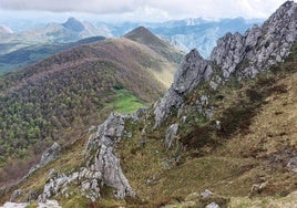 Esta ruta asciende a dos cumbres señeras del Parque Natural de Ponga, el Recuencu y el Zorru. En el recorrido, transita por bosques, majadas y colladas, atisbando lo mejor de este territorio en una caminata de día completo.