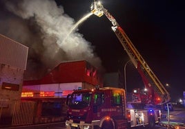 Nave en llamas en el polígono de Mora Garay de Tremañes, en Gijón.