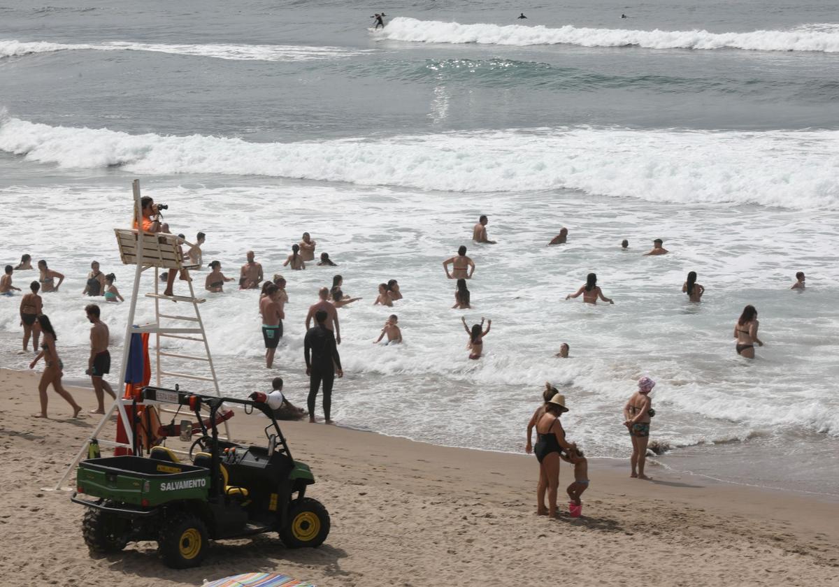 Bañistas en la playa de Salinas.