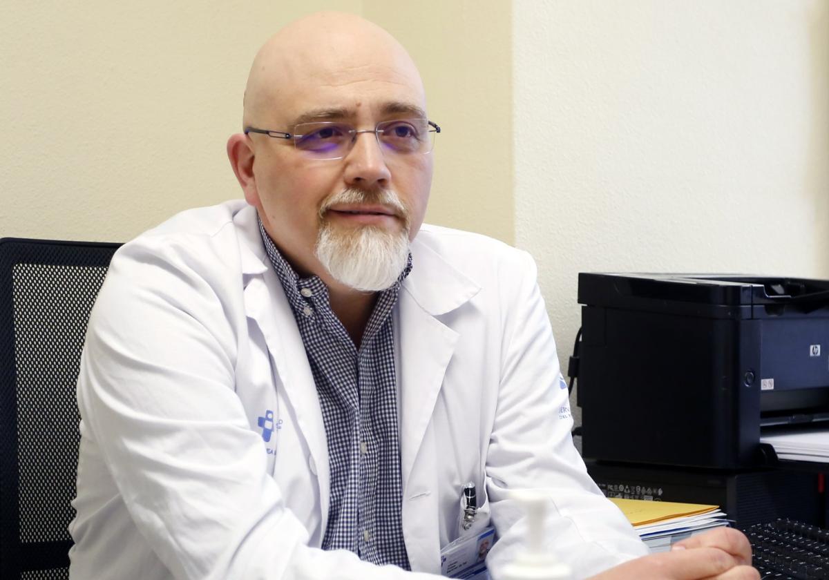 Alfonso Pobes, durante la entrevista en una de las consultas de Nefrología del Hospital de Cabueñes.