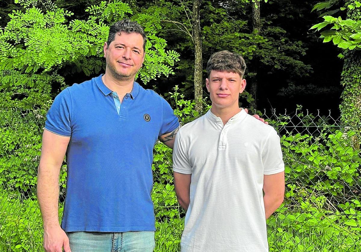 Alberto Entrerríos, junto a su hijo Adrián, una de las promesas de balonmano.