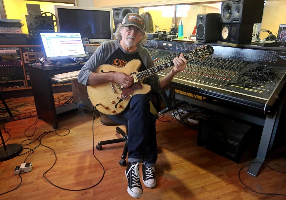 Juan Martínez, en el estudio de grabación Magoo, en Latores.