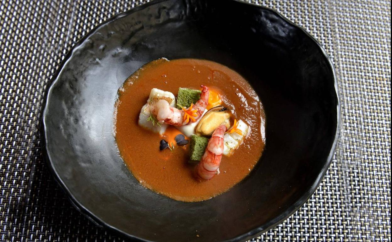 Sopa de pescado con puré de calabaza, setas y bizcocho de algas.