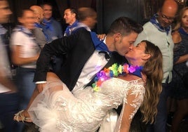 Inés y Natxo se conocieron en Aste Nagusia y se casaron este sábado con «fiestón» en las txosnas.