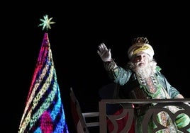 Melchor saluda a una niña justo al inicio de la cabalgata.