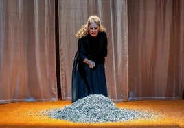 Lolita flores, en un momento de la obra.