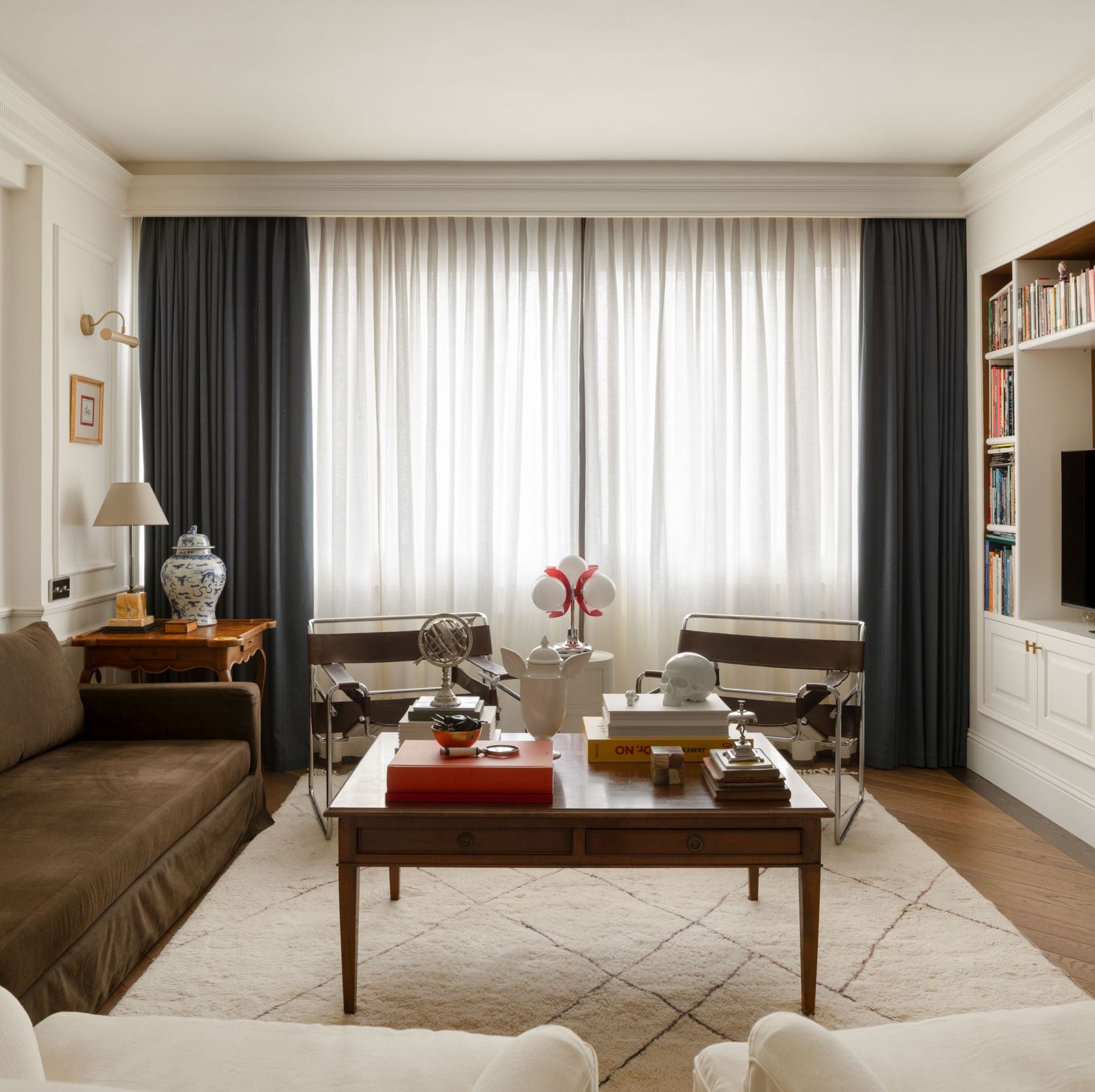 El piso clásico (pero especial) de una pareja en Bilbao: cocina con guiño a Tintín y pasillo a todo color
