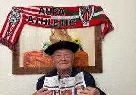 Rafael López posa con las entradas regaladas por sus nietos.