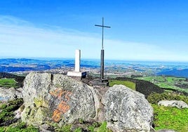 Y al fondo, el Cantábrico.