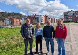 El concejal de Urbanismo, José Luis Navarro; la edil de Juventud, Eider Ajuria; el alcalde, Mikel Urrutia; y la concejala de Bienestar Social, Edurne Maguregi, en Muntsaratz.