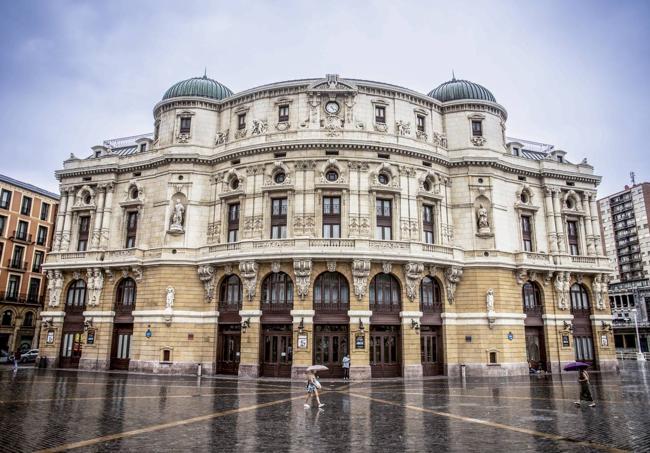 Teatro Arriaga. En lo que queda de mes, acogerá la adaptación a ópera cómica de 'El traje nuevo del emperador', el clásico teatral 'Kristalezko zooa', un triple programa del Centro Coreografico Nazionale/Aterballetto y la visita de Gorka Urbizu.