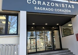 Acceso al colegio Corazonistas de Vitoria.