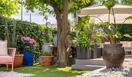 Así es la nueva casa en Neguri de la interiorista Begoña Susaeta: una bañera junto a la cama, un jardín con sofás...