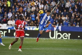 Mouriño golpea el balón ante Nteka.