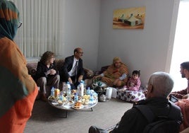 El ministro y la delegación saharaui visitaron la casa ermuarra de acogida de niños con tratamiento médico.