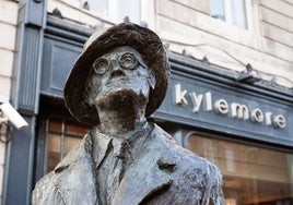 Estatua de James Joyce ante el café Kylemore.