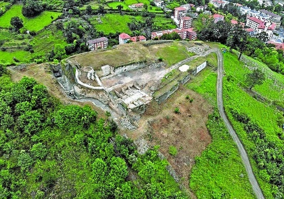 Ruinas de la fortaleza de Balmaseda, convertida de un tiempo a esta parte en una caja de sorpresas.