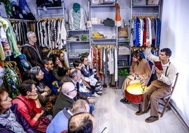 El público observa atento la representación de la obra '¿Normalmente o viceversa?' en Moda María Jesús.