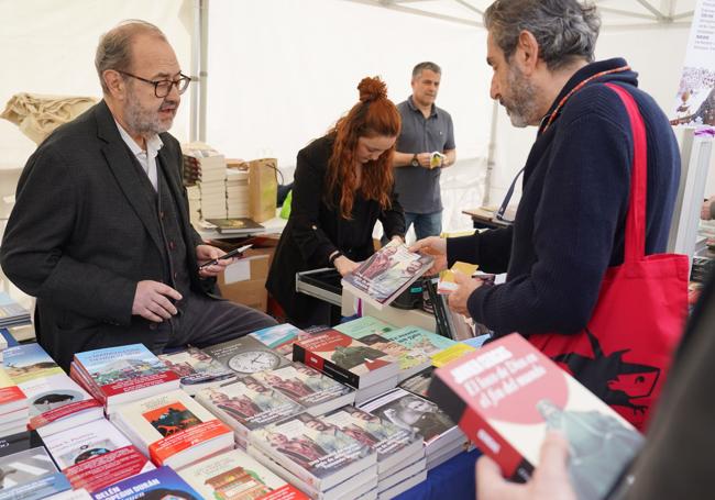 Juan Bas firmando ejemplares.