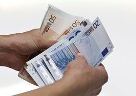 Dos años de prisión para el exdirector de una sucursal bancaria por estafar casi 50.000 euros a una clienta de 89 años