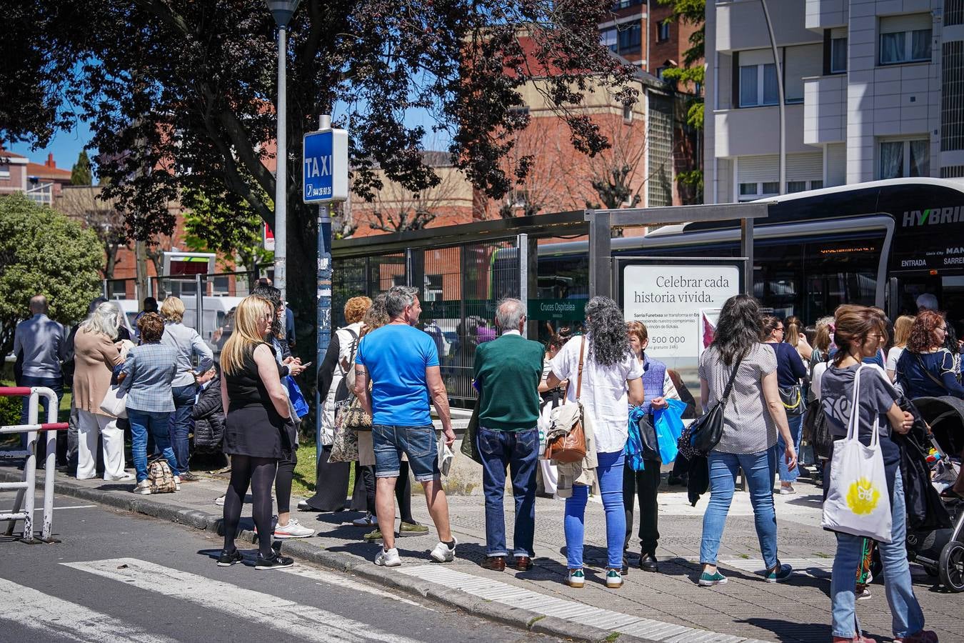 Largas colas en los autobuses por la caída del servicio del metro de Bilbao, el tranvía y los trenes