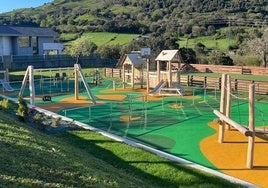 El parque infantil incluye nuevos elementos fabricados con materiales naturales como la madera de acacia.