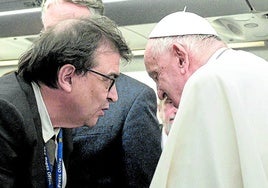 Javier Cercas charla con el papa Francisco durante el viaje a Mongolia.
