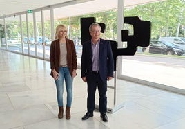 El rector, Joxerramon Bengoetxea, y la vicerrectora Estitxu Garai, este miércoles en el Bizkaia Aretoa de Bilbao.