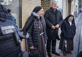 Iceta, junto con las monjas, a su llegada al Juzgado de Briviesca.