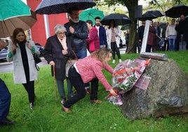 Maider Lainez, secretaria general del PSE-EE de Andoain, colocó el ramo de flores en el acto en recuerdo a José Luis López de Lacalle.