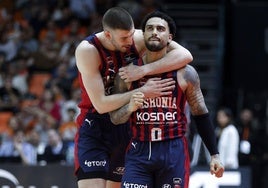 Markus Howard recibe el abrazo de Nikos Rogkavopoulos.
