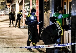 Policías locales realizan un cacheo en Vitoria.