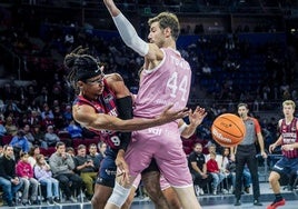 Moneke realiza un pase por la espalda de Tomic.