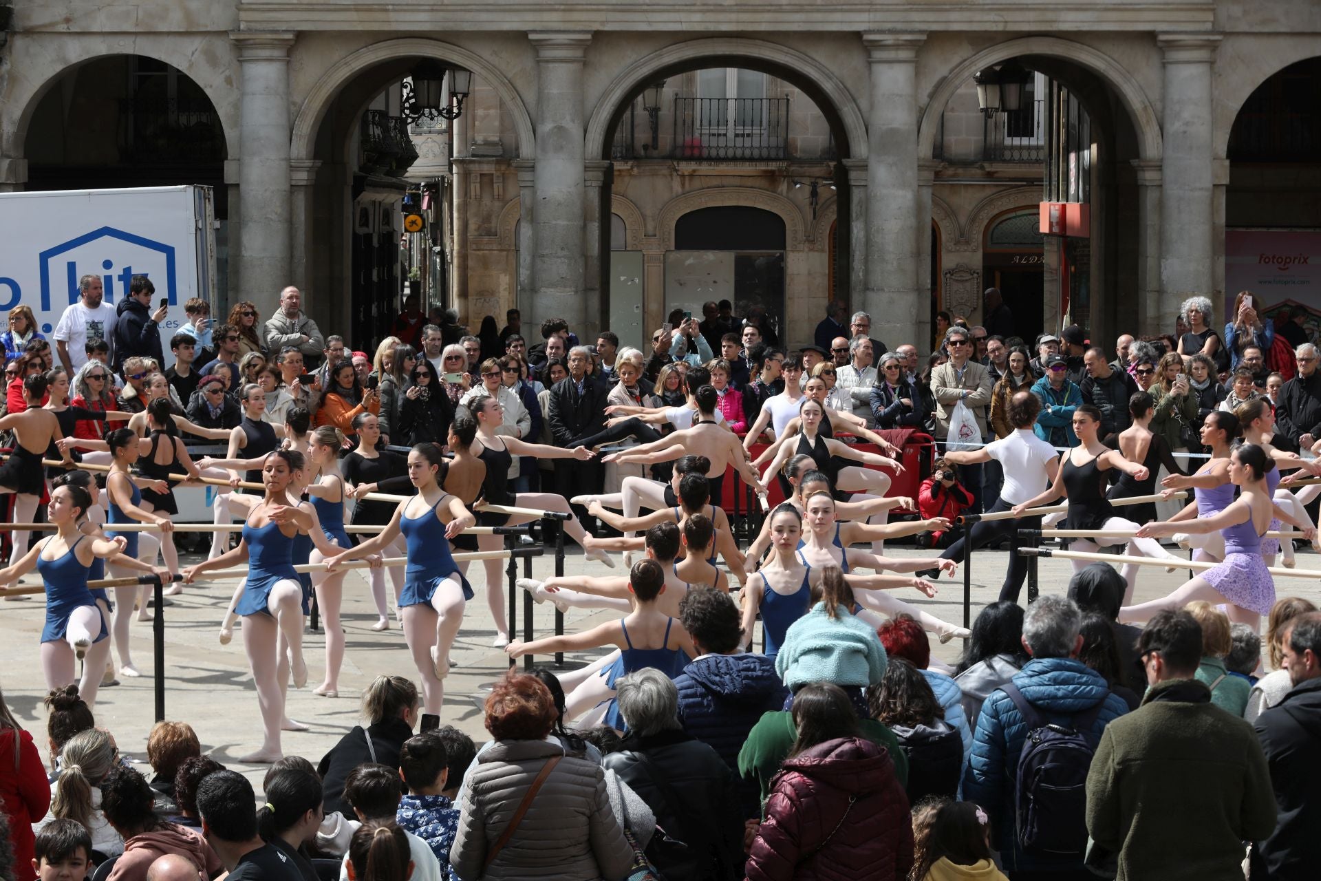 La danza toma el centro de Vitoria