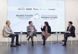 De izquierda a derecha, José Mari Reviriego, periodista de EL CORREO que moderó el encuentro, Mikel Mancisidor, Naiara Goia e Iñigo Arbiol en un momento del debate.
