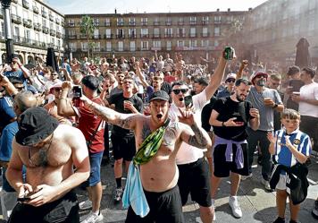 La marea inglesa inunda Bilbao: «¿Cómo es ese vino vuestro? Txa-ko-liiii»