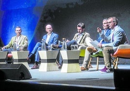 Juan Mocoroa, Jon Intxausti, Koldo Atxutegi, Ramón Ugarte y el moderador, David Montero.