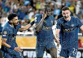 Koulibaly, ex del Nápoles, celebra uno de los goles ante el City.
