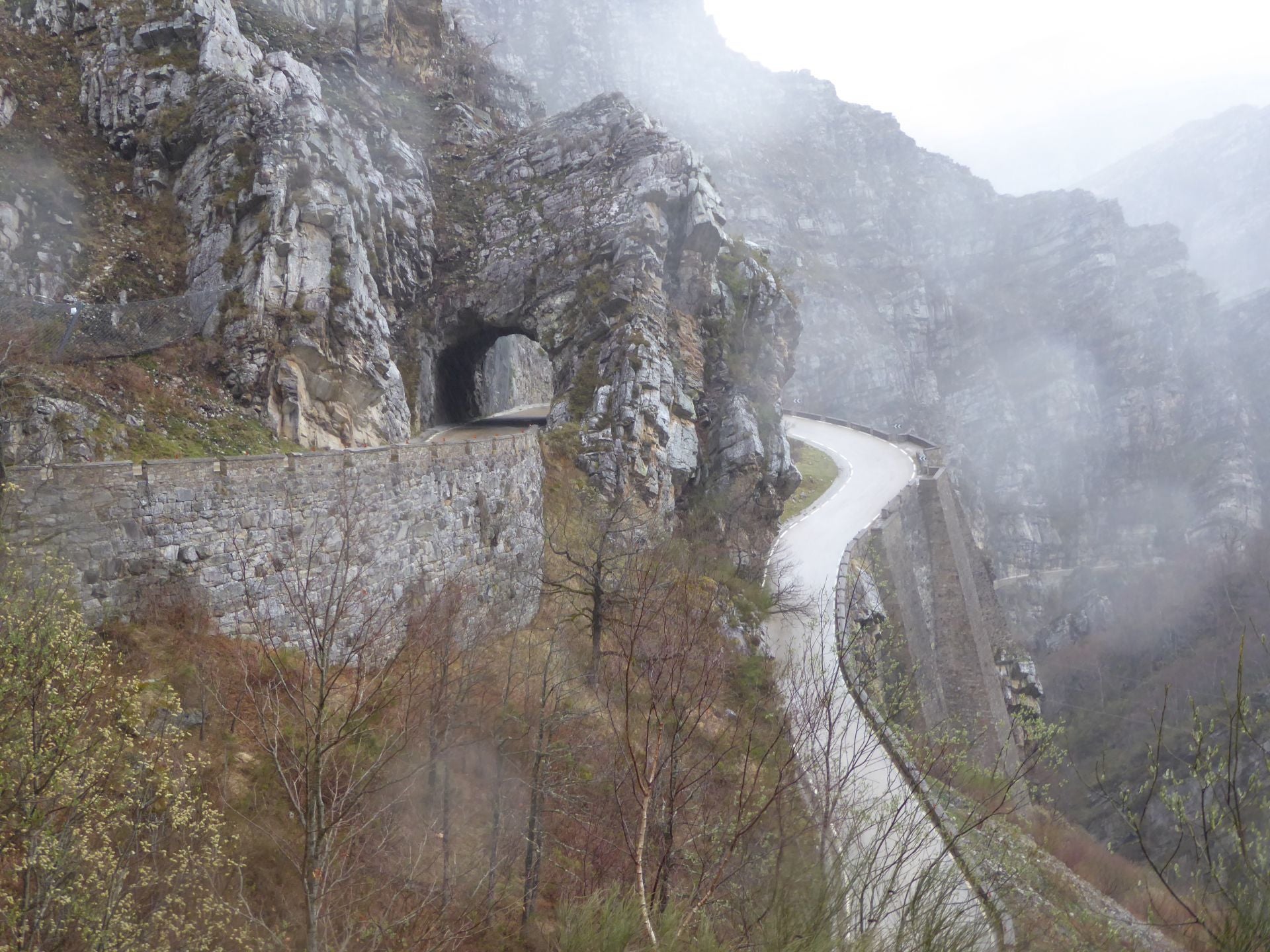 Carretera de finales del siglo XIX en la Hoz de Bejo, en Tudanca.