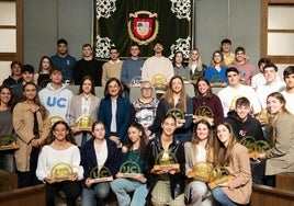 Los alumnos deportistas de alto rendimiento, en la sala Rector Jordá de la UC, junto con la rectora, Conchi López.