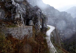 Carretera de finales del Siglo XIX en la Hoz de Bejo, en Tudanca.